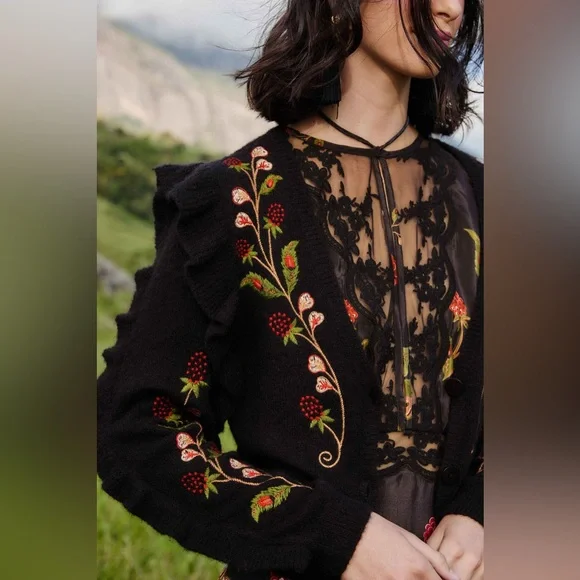 Farm Rio: Black Berry Embroidery Knit
Cardigan - Picture 6 of 12